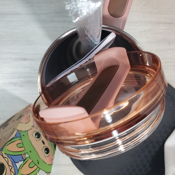 Stanley Limited Edition Labubu Quencher H2.0 40oz Tumbler With 2 Labubu Figures - Picture 8 of 9